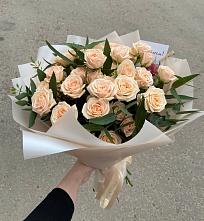 Букет Кремовые розы Латте в Белом