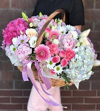 Композиция солнечный день в Белом Цветочная композиция из Розы, Хризантемы, Пионы и Лизиантусы в корзине в Белом