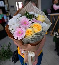 Букет цветов из:  Герберы, Розы и Хризантемы в Белом