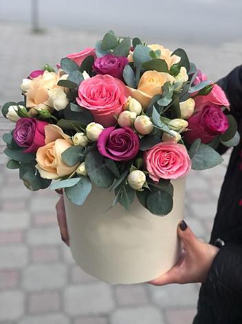 Цветочная композиция из Розы в шляпной коробке в Белом
