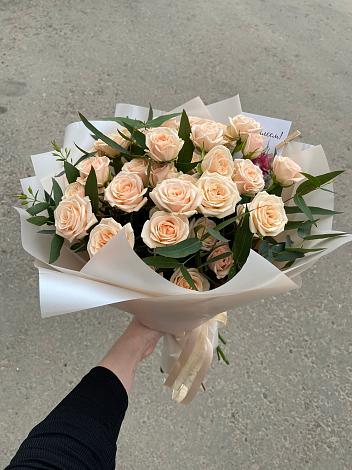 Букет Кремовые розы Латте в Белом