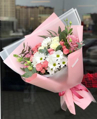 Букет цветов из: Розы, Лизиантусы и Хризантемы в Белом
